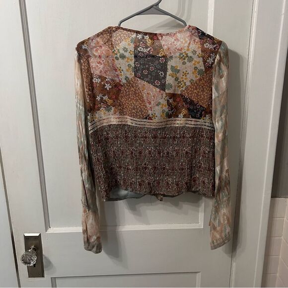 Gimmick Floral Patchwork V-Neck Blouse - Picture 5 of 5